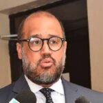 Solicitan prisión preventiva contra inspector migratorio atrapado cobrando soborno de RD$100 mil en Punta Cana.